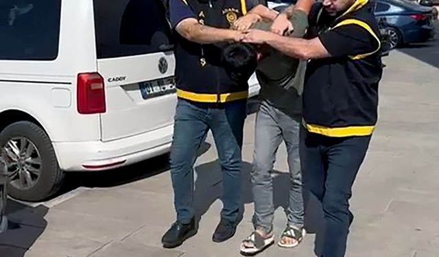 Motosikletle yaklaşıp genç kızın telefonunu çaldı