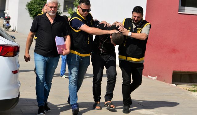 Motosikletle yaklaştılar, kadının telefonunu alıp kaçtılar