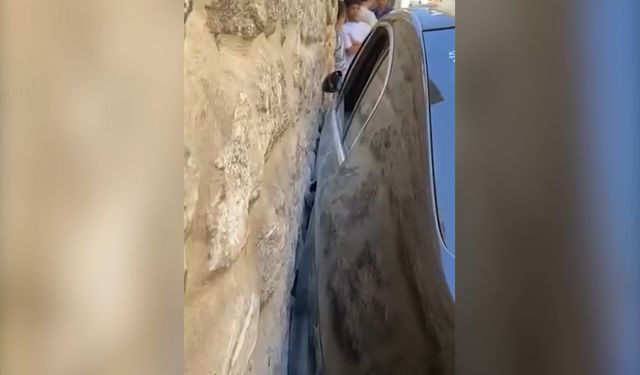 Navigasyonun yönlendirdiği araç dar sokakta sıkıştı