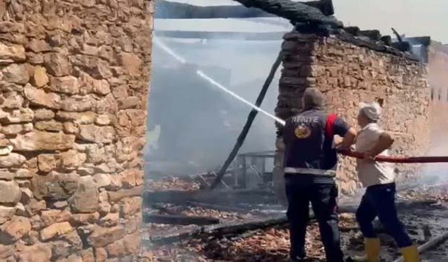 Önce otomobil sonra evler yandı