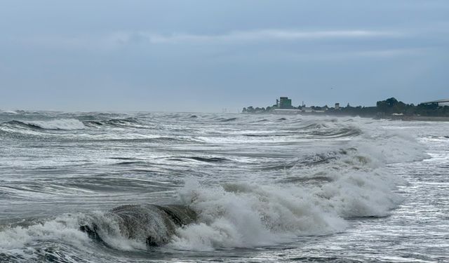 Ordu'da kuvvetli rüzgar 5 metrelik dalgalar oluşturdu