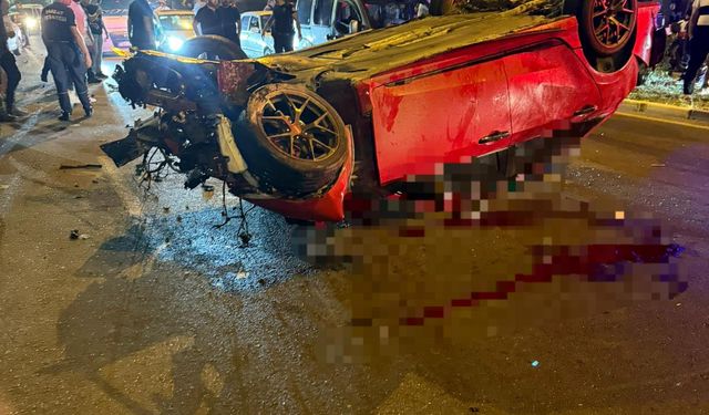 Otomobil kaldırımdaki yayalara çarptı