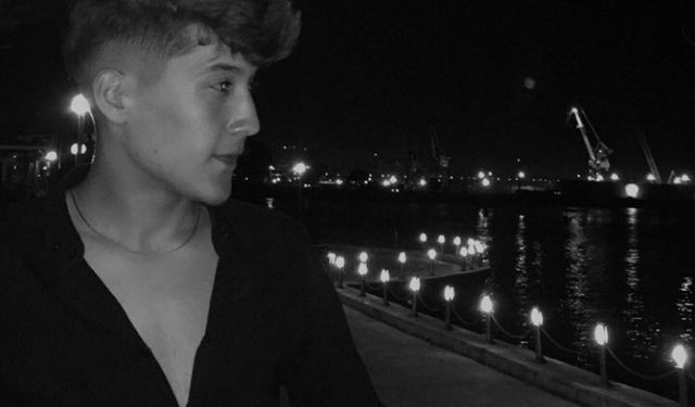 Otomobil, üst geçidin demir ayağına çarptı