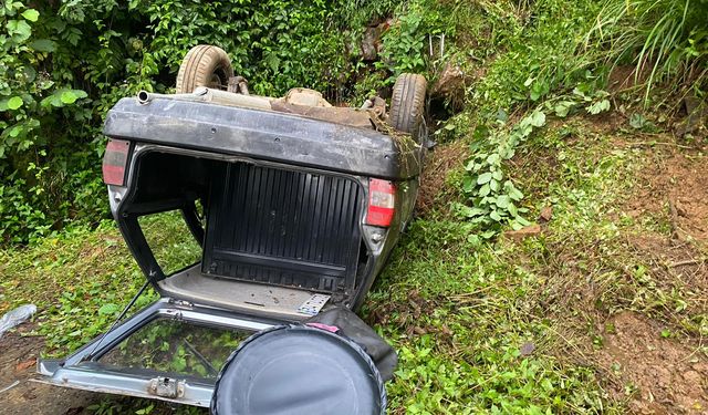 Otomobil yamaca çarparak takla attı