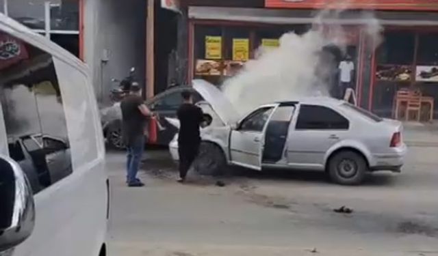 Otomobildeki yangını alevleri esnaf söndürdü