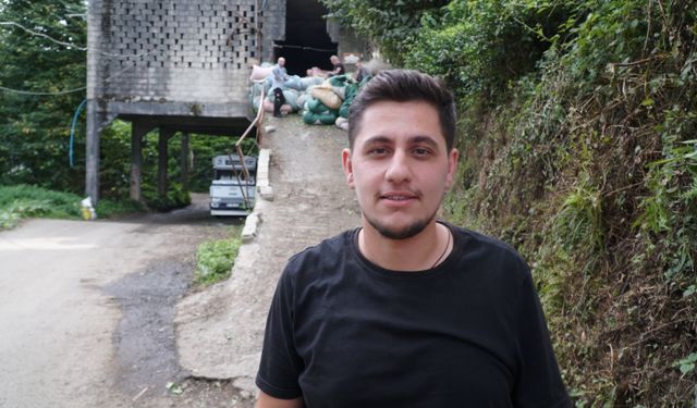 Rize'de çay alım yeri, yol üstünde