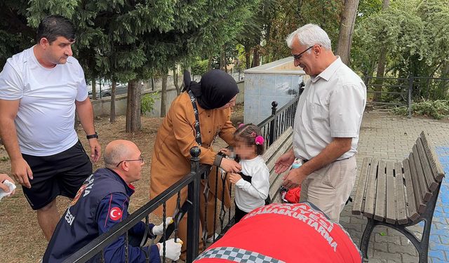 Sakarya'da Kafası Korkuluklara Sıkışan Çocuk Kurtarıldı