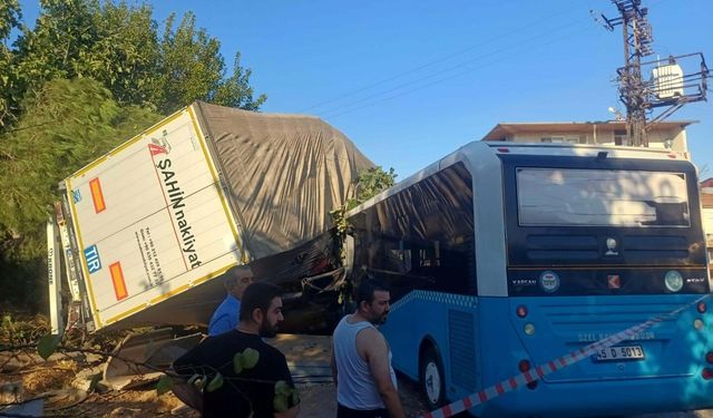 Salihli'de TIR köprüden uçtu