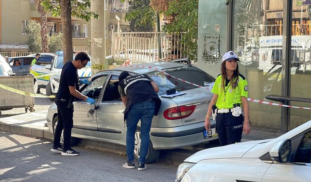 Şanlıurfa'da otomobil yolcuların beklediği durağa daldı