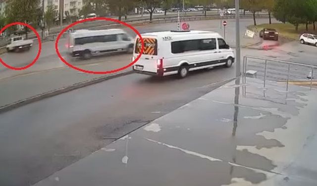 Servis minibüsü çarpmanın etkisiyle kontrolden çıktı, yayaların arasına daldı