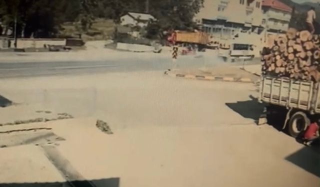 Servis minibüsü elektrikli bisiklete çarptı: 1 yaralı