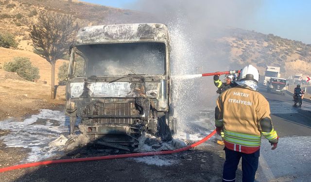 Seyir halinde yanan TIR kullanılamaz hale geldi