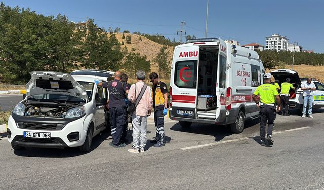 Sivas'ta hafif ticari araç ile otomobil çarpıştı!