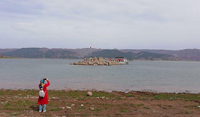 Sular çekildi, barajın ortasındaki kayalık karada kaldı