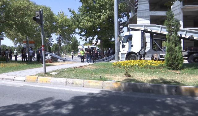 TIR'ın dorsesindeki demirler, otomobilin üzerine düştü!