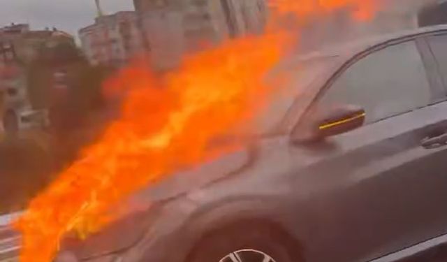 Üsküdar'da otomobil seyir halinde yandı