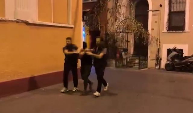 Uyuyan adamın telefonunu çaldı
