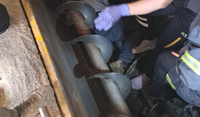 Yem karma makinesine düşen işçi kurtarıldı