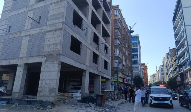 Yürürken başına briket düştü