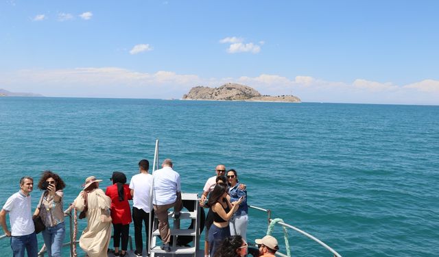 Yüzyıllık gelenek sürdürülüyor: Akdamar Kilisesi'nde 13. ayin