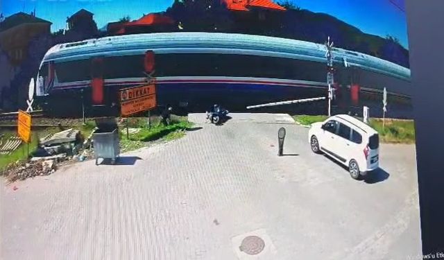 Zonguldak'ta motosiklet trene çarptı