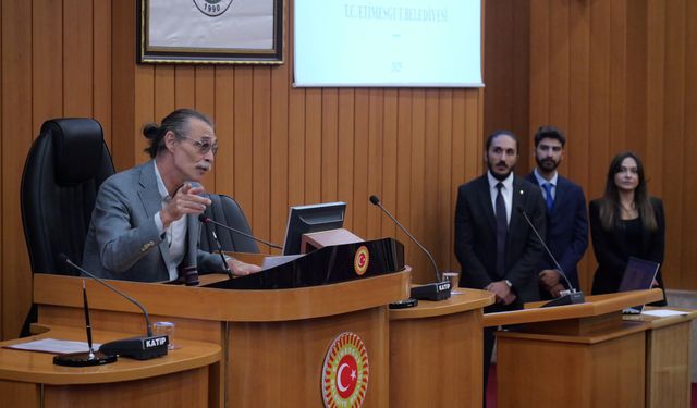 Erdal Beşikçioğlu gençlerle bir arada