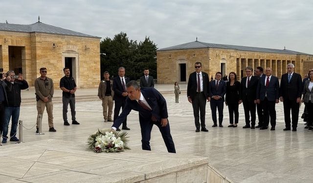 CHP Lideri Özel ve yeni parti yönetimi Anıtkabir’de