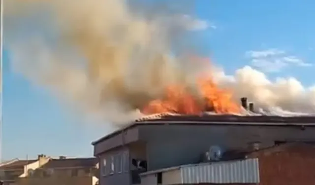 5 katlı apartmanın çatısında yangın çıktı