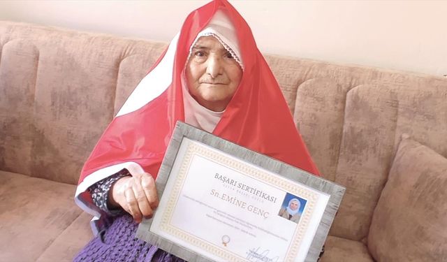 88 yaşında okuma yazma öğrenen kadına başarı belgesi