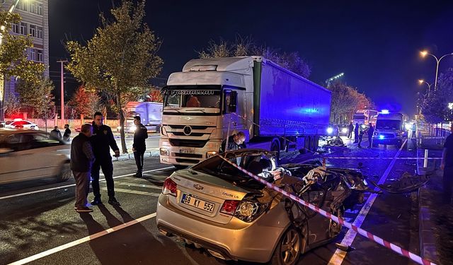 Aksaray'da tıra çarpan otomobil
