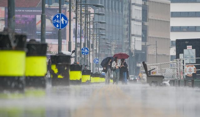 İzmir'de sağanak yağış hayatı olumsuz etkiledi