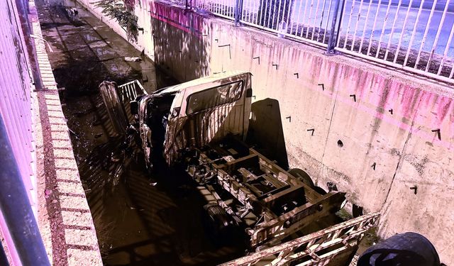 Kayseri'de kanala düşen kamyonetteki 2 kişi yaralandı