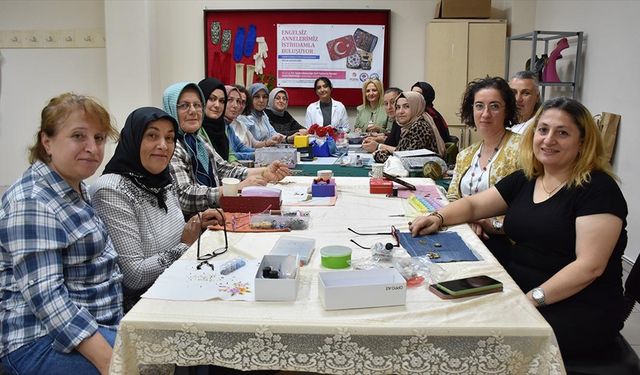 Özel gereksinimli bireylerin anneleri takı tasarımını öğreniyor