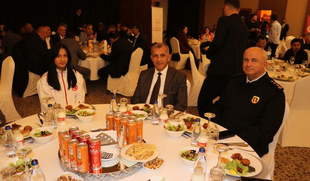 Sivas'ta başarılı sporcular için 'Zirvedeki Yiğidolar' ödül töreni düzenlendi