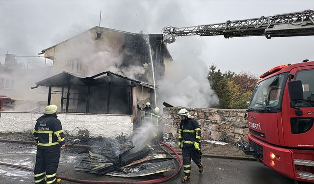 Sivas'taki yangında 2 katlı ev küle döndü