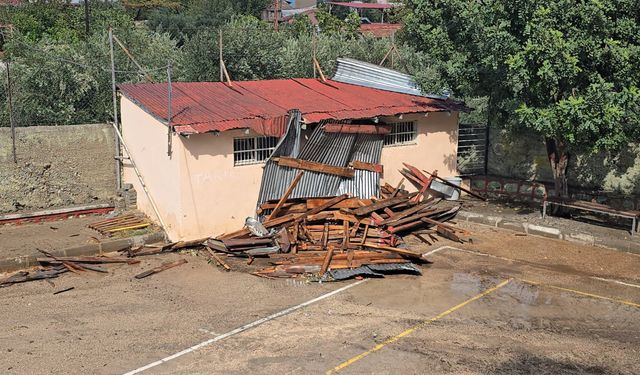 Adana'da fırtına büyük hasara neden oldu