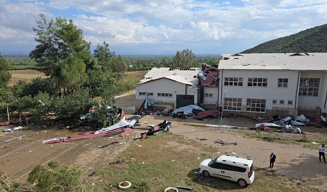 Adana'da lisenin çatısının uçtuğu görüntüler ortaya çıktı