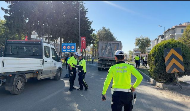 Adıyaman'da TIR'ının dorsesindeki beton, yola döküldü