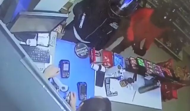 Akaryakıt istasyonunun marketini soydular kaçarken çikolataları da aldılar