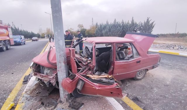 Aksaray'da otomobil aydınlatma direğine çarptı