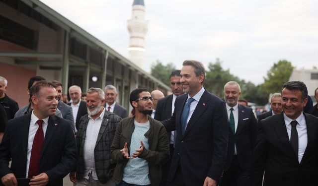 Bakan Bayraktar, öğrencilerle bir arada