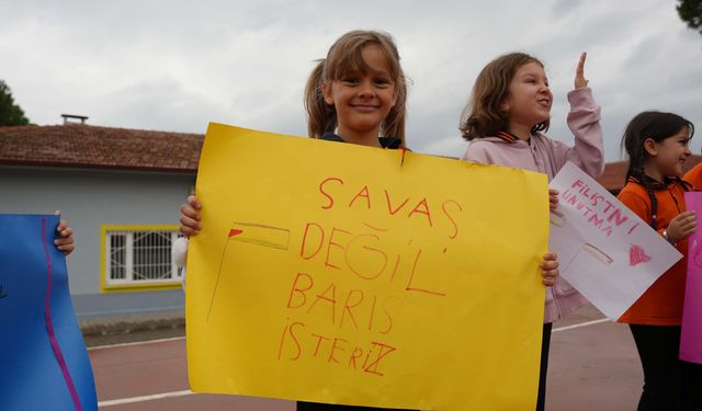 Balıkesir'de öğrencilerden 'Gazze' mesajı var