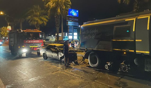 Belediye temizlik aracına çarpan otomobilin sürücüsü hayatını kaybetti