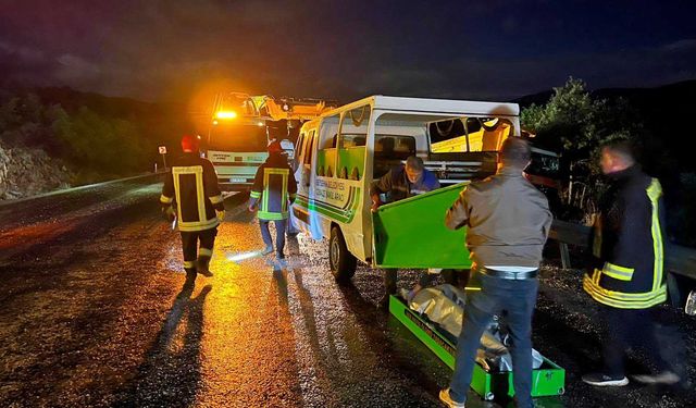 Beyşehir'de kamyon devrildi