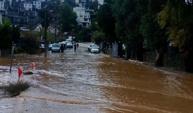 Bodrum'da turistlerin sağanağa rağmen deniz keyfi