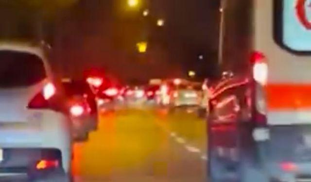 Bursa'da fermuar sistemiyle ambulansa yol verildi