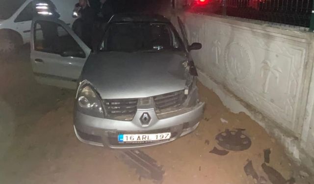 Bursa'da otomobil duvara çarptı