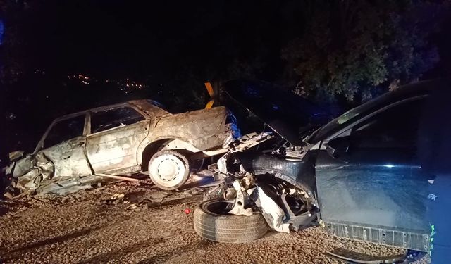 Bursa'da otomobili alevler sardı