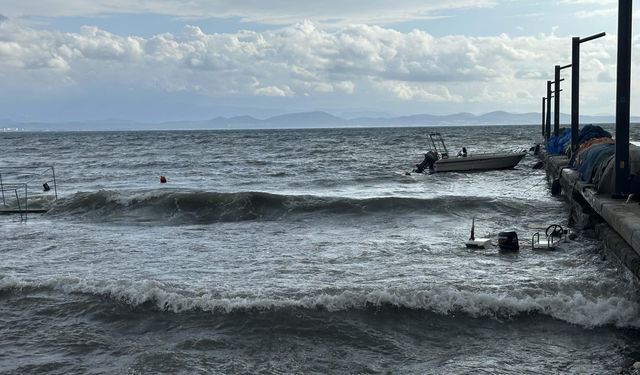 Edremit Körfezi'nde lodos fırtınası zarara neden oldu