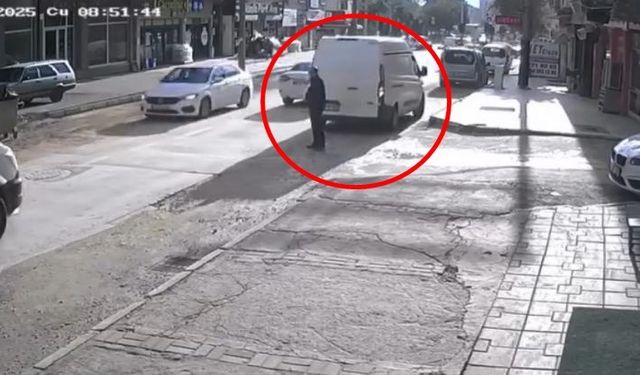 Geri geri giden minibüs yayaya çarptı